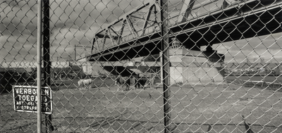108519 Gezicht op een gedeelte van de DEMKA-brug over het Amsterdam-Rijnkanaal te Utrecht, vanaf de Isotopenweg, met op ...